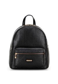 Schwarzer Texturrucksack mit abgerundetem oberen Teil, ausgestattet mit einer vorderen Reißverschlusstasche und einer Logo-Plakette in goldfarbener Ausführung. Glatte Lederakzente an den Seiten.