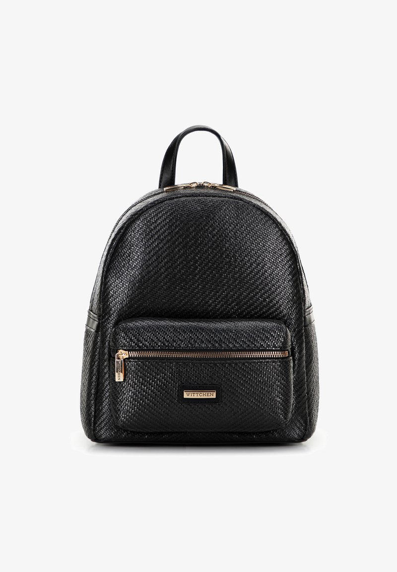 Mochila negra texturizada con una parte superior redondeada, que cuenta con un bolsillo con cremallera en la parte delantera y una placa de logo en tono dorado. Detalles de cuero suave en los laterales.