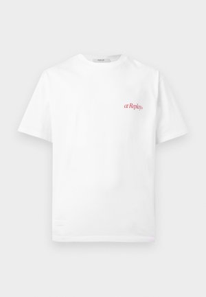 Hvid t-shirt med korte ærmer og rund hals, med lille rød "at Replay" tekstlogo på øverste venstre bryst.