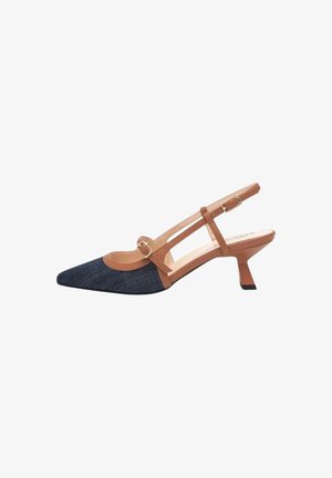 Scarpa con tacco slingback a punta con parte frontale in tessuto blu scuro, cinturini in pelle marrone chiaro e tacco basso.