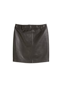 Mini jupe en cuir noir avec une texture lisse, une silhouette droite, des passants de ceinture et une couture centrale sur le devant.