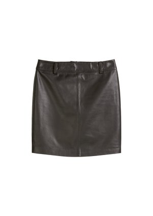 Mini jupe en cuir noir avec une texture lisse, une silhouette droite, des passants de ceinture et une couture centrale sur le devant.