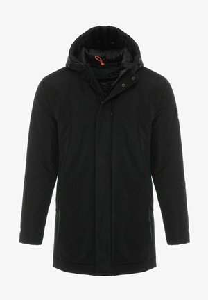 Czarna ocieplana kurtka z wysokim kołnierzem i regulowanym kapturem, z zamkiem błyskawicznym i zapięciem na napy, gładka tekstura materiału.