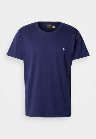 T-shirt azul-marinho de manga curta, feita de algodão, com gola redonda e um pequeno logótipo branco no lado esquerdo do peito. Textura suave.