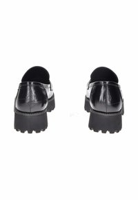 Scarpe in pelle verniciata nera con suole in gomma spessa, caratterizzate da un design slip-on e dettagli testurizzati sul tacco e sul corpo.