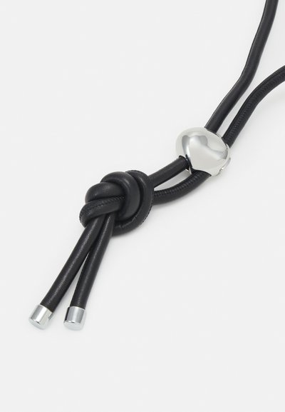 Colier din piele neagră, cu un detaliu înnodat, având un accent din metal argintiu neted și două capete din metal argintiu, creând un design minimalist.