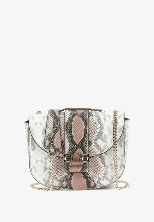 Sac à main à imprimé serpent dans des nuances de blanc, gris et rose. Il dispose d'une bandoulière en chaîne, de quincaillerie en argent et d'une fermeture rabat avec un détail de logo.