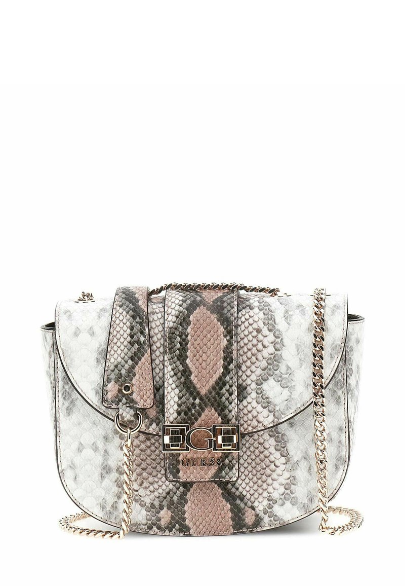 Sac à main à imprimé serpent dans des nuances de blanc, gris et rose. Il dispose d'une bandoulière en chaîne, de quincaillerie en argent et d'une fermeture rabat avec un détail de logo.