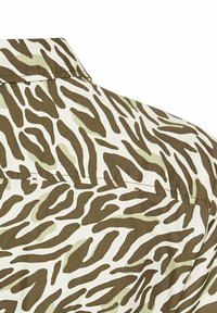 Korte mouw shirt van een lichte stof met een bruin en groen zebrapatroon, met een klassieke kraag en rugpaspel detail.