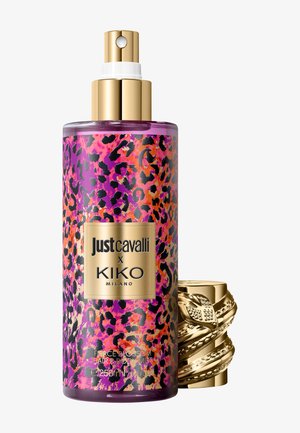 Flacon spray de la brume pour cheveux et corps Just Cavalli x Kiko Milano Fierce Blossom avec un imprimé léopard violet, orange et noir et un bouchon doré à côté.