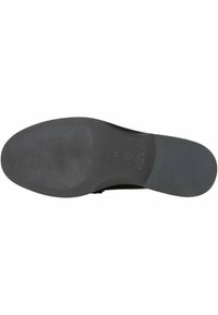 Suola nera di scarpa con una finitura liscia e una texture a righe orizzontali, con marchio e indicazioni di taglia incisi.