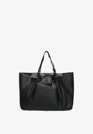 Borsa a tracolla in pelle nera con due manici superiori, superficie testurizzata, forma rettangolare e pattina anteriore con accentuazione di logo metallico.