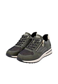 Baskets vert olive en matériaux mesh et cuir, avec un côté à motifs, des lacets noirs, des détails en zip doré et une semelle blanche.