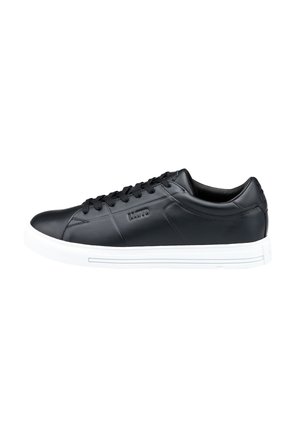 Schwarzer Ledersneaker mit glatter Textur, Schnürdesign, weißer Gummisohle und dezentem Markenlogo an der Seite.
