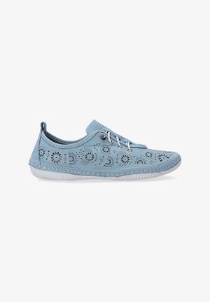 Chaussure en cuir bleu clair avec des motifs floraux perforés, semelle en caoutchouc blanche, accents cousus et œillets et lacets gris.