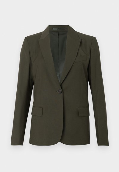 Blazer vert foncé cintré à un bouton avec revers crantés, deux poches avant à rabat et une poche poitrine, présenté sur fond blanc.