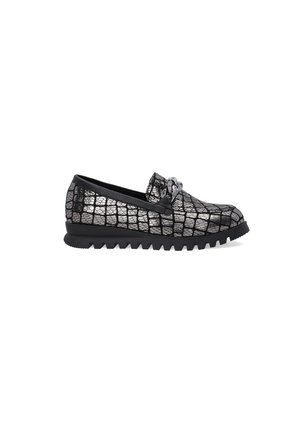 Schwarzer und silberner Slipper mit strukturiertem Krokodilprint, abgerundetem Zehenbereich und Gummisohle mit Zickzackmuster. Mit Hardware akzentuiert.