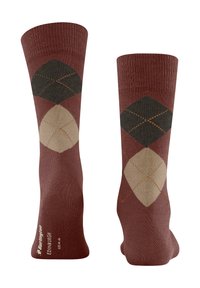 Los calcetines Burlington Edinburg presentan una base color marrón con patrones de diamantes en beige y verde oscuro, y acentos naranjas cerca de los diamantes.
