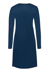 Vestido de manga larga en azul marino oscuro, de tejido suave, con escote redondo, diseño semajustado, a la altura de la rodilla, con dobladillo curvado. Sin patrones ni adornos visibles.