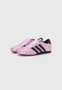 adidas Originals TAEKWONDO - Mokasīni - lilac/black