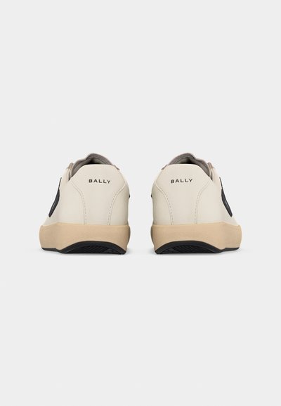 Paire de baskets Bally couleur crème vues de dos avec semelles beiges et accents noirs sur un fond blanc.