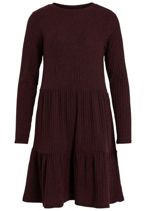 Pitempi ribbineuloksinen pitkähiha Mekko tumman viininpunaisena, jossa on kerroksittain laskostettu hame ja pyöreä pääntie.