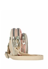 Bolso cruzado de múltiples compartimentos en beige y colores pastel, con cremalleras, herrajes plateados y una correa desmontable. Incluye detalles texturizados.