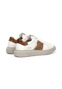 Zapatillas de cuero blancas con acentos marrones, paneles laterales texturizados, suela beige plana y costuras prominentes. Nombre de la marca "Fluchos" visible.