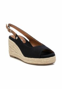 Sandalo wedge slingback in tela nera con punta aperta, dettagli in corda di juta e cinturino marrone. Presenta un piccolo logo sul lato.