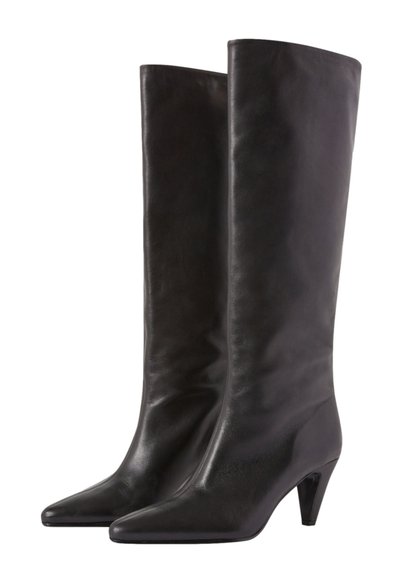 Botas de cuero negras hasta la rodilla con punta afilada y tacón estrecho. Textura suave con un mínimo de detalles.