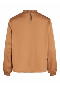 Blouse à manches longues camel marron avec col et poignets à smocks, ouverture en trou de serrure au col arrière, finition en tissu lisse.