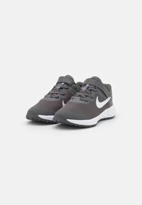 Nike Performance NIKE REVOLUTION 6 (PSV) - Sapatos para corrida em estrada - iron grey/white/smoke grey