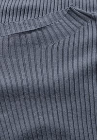 Grau gerippter Strickstoff mit vertikalen Streifen; verfügt über einen runden Halsausschnitt und eine glatte Textur. Das Design ist konsistent und gleichmäßig verteilt.