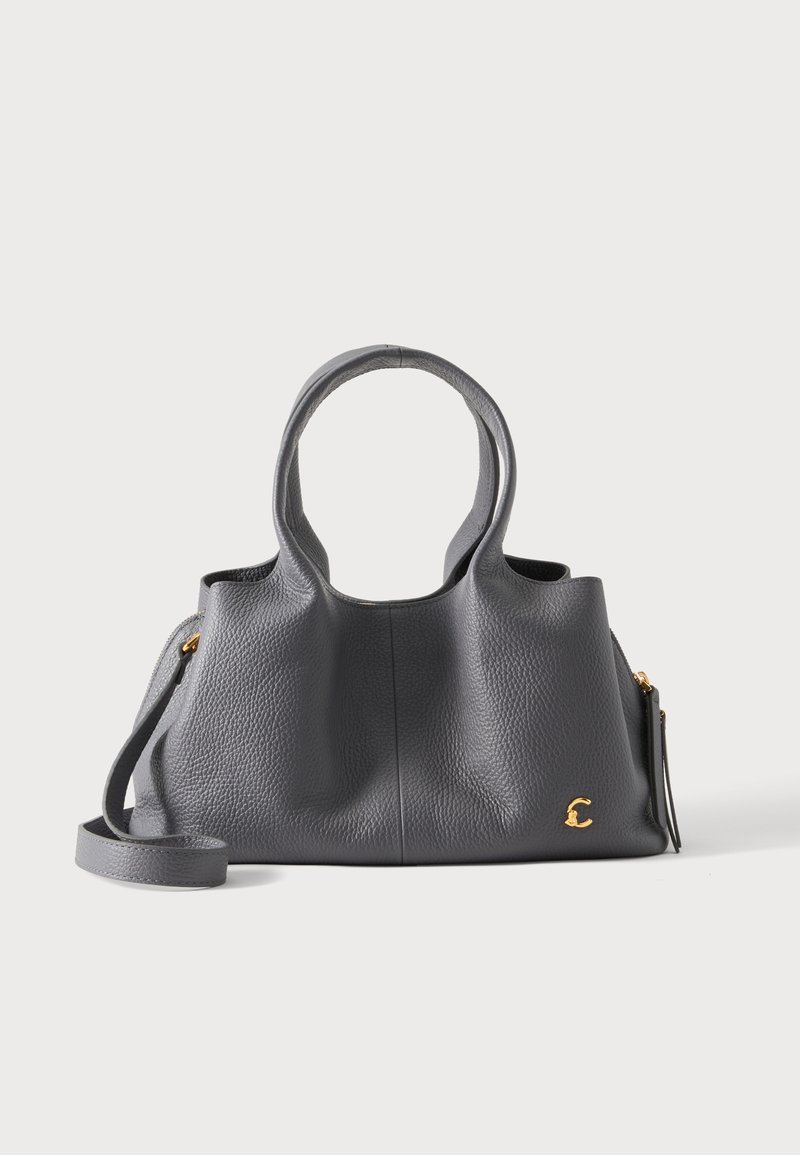 Sac à main en cuir texturé gris foncé avec anses rondes, une bandoulière amovible et un petit emblème décoratif doré à l’avant.
