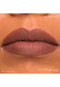 Gros plan sur des lèvres avec un rouge à lèvres mat couleur taupe sur une peau brune moyenne, montrant une texture lisse sans retouche de maquillage.