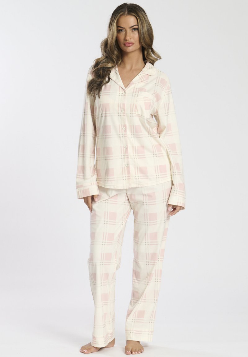 Conjunto de pijama de cuadros en tejido suave, con un fondo crema claro y cuadrados rosas y patrones de cuadros, parte superior con botones y pantalones largos.