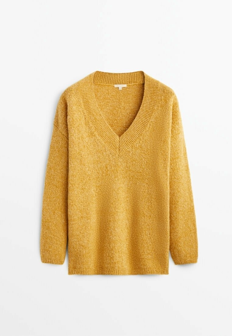 Pull à col en V et manches longues, fabriqué en tissu duveteux et texturé de couleur jaune moutarde chaude. Aucun ornement ni motif notable.