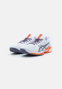 Hvite sportsko med overdel i nettstoff, lilla snøring, oransje detaljer og en teksturert gummisåle. Har ASICS-logo på siden.
