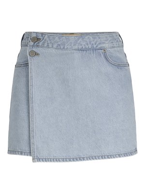 Jupe portefeuille en denim bleu clair avec deux boutons métalliques à la taille et détail de poche avant sur fond blanc.