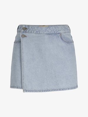 Gonna avvolgente in denim azzurro chiaro con due chiusure a bottone metallico in vita e dettaglio di tasca frontale su sfondo bianco.