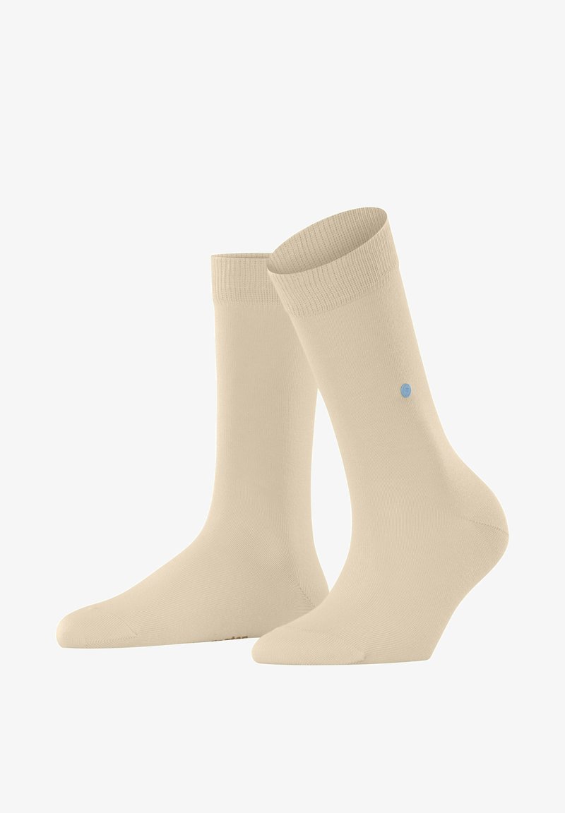 Beige bomuldsokker med en ribbet kant, der har en lille blå prikdetalje på siden. Glat tekstur og standard længde.