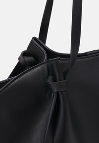 Gina Tricot LONG STRAP BAG - Saco de mão - black