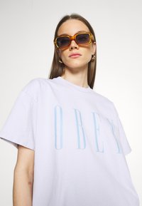 Obey Clothing Apdrukāts T-krekls - lilac hint