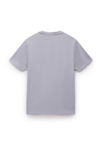 T-shirt à manches courtes gris clair en coton doux. Présente un col rond et une texture simple et lisse sans motifs ni accents.