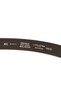 Ceinture en cuir marron avec une texture lisse. Présente un logo imprimé et des spécifications en blanc. Bords cousus et design minimaliste.