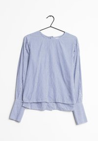 Blouse à manches longues rayée bleu et blanc avec un col rond et des poignets retournés, présentant une coupe décontractée et un ourlet légèrement arrondi.