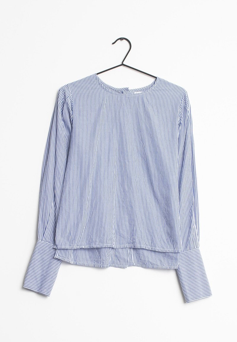 Blouse à manches longues rayée bleu et blanc avec un col rond et des poignets retournés, présentant une coupe décontractée et un ourlet légèrement arrondi.