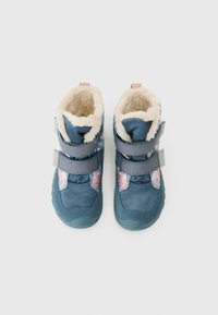 Modré dětské boty s měkkou, bílou fleecovou podšívkou, květinovými vzory a nastavitelné šedé popruhy pro bezpečné uchycení. Kulatá špička.