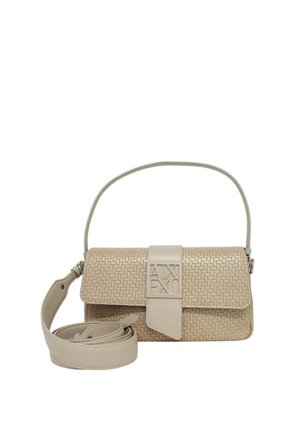Bolso de mano beige de cuero tejido con asa superior y correa desmontable, que presenta una solapa frontal con cierre con el logo de Armani Exchange.