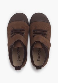 Hnědé semišové boty s tmavě hnědými gumovými špičkami. Obsahují tkaničky a suchý zip. Vnitřek je označen značkou "Pisamonas".